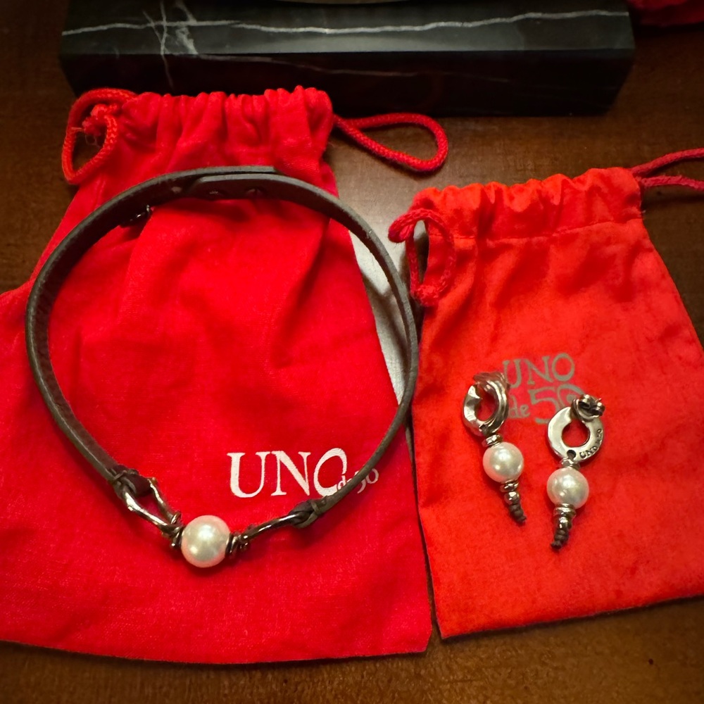 UNO de 50 Brown Leather, Silver and White Pearl Choker and Earring Set